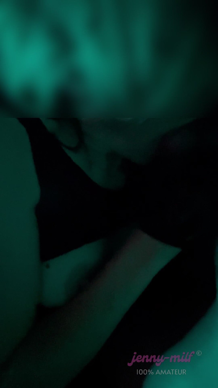 Jenny Milf: Jenny dalam gaun seksi dia ada padaku dan mengisapku