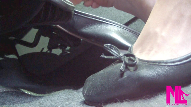 Nyllady: Revving in Black Flats on Barefoot