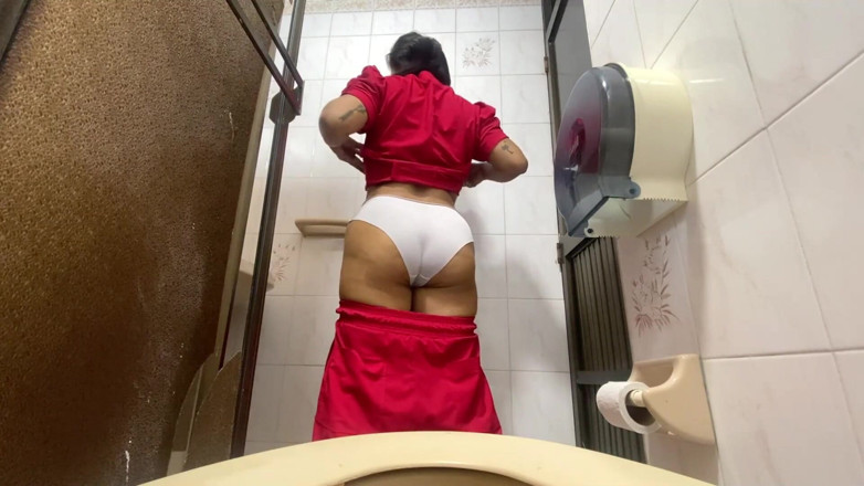 irina69star: Merekam suster lagi kencing di kamar mandi rumah sakit (cewek semok)