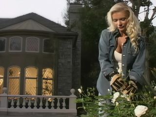 Perv Milfs n Teens: Le bionde tettone Chloe Dior e Avy scott condividono un...