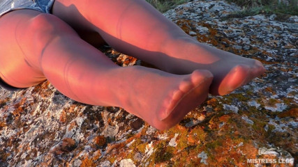 Mistress Legs: ghar ke baahar pentihoj men seksi pair ki nukili aur...