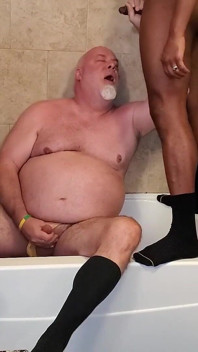 Kennie Jai pisst und kommt auf Bär, viel sperma!