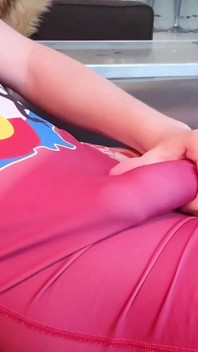Un lutteur sexy jute sur son célibataire