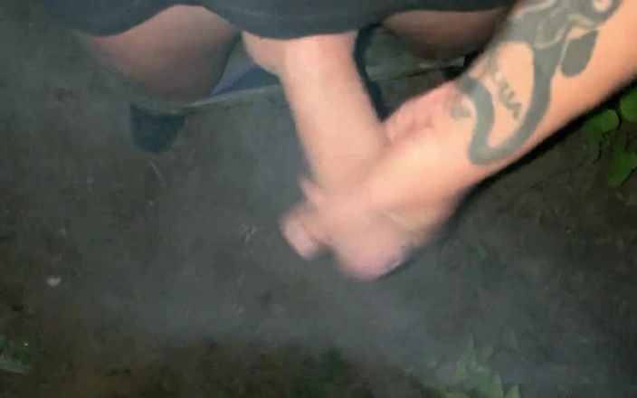 Idmir Sugary: Fumar cigarrillo mientras se masturba y se corre afuera