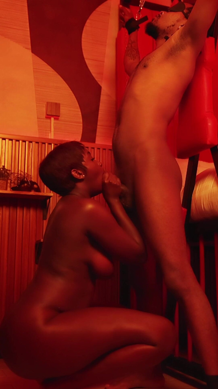 THEKENYANXXX: Bienvenue dans les toilettes, elle a fait de moi son...