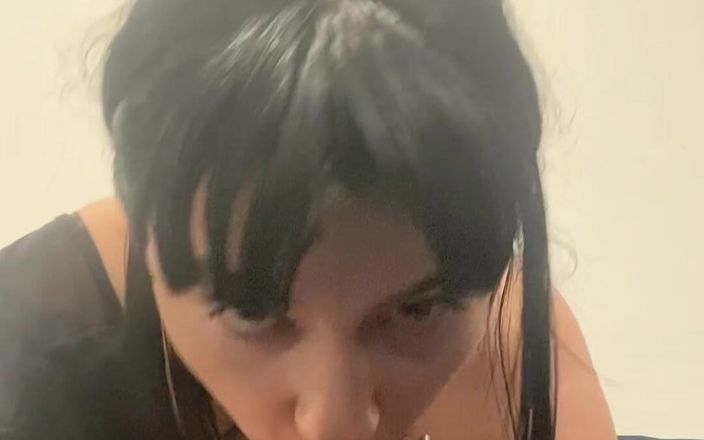 SynergyVibe: 美しく情熱的な女の子が、深いゴムのコックを飲み込み、甘い口で吸い、働く方法を知っている方法を示しています!