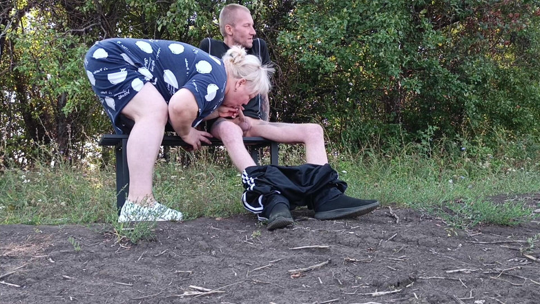 Zona901: Un vecino en un parque me masturba la polla hasta...