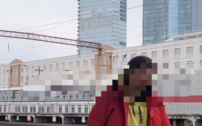 Wanker forever: Masturbare publică riscantă foarte sexy. Labă mea pe platforma feroviară
