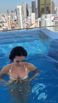 Provocación de bikini, escote de tetas, pies, mostrando tetas