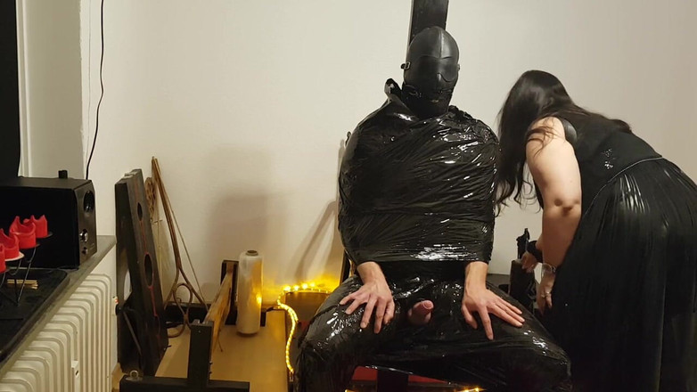 DOMINATRIX6: Foil Bondage Slave Bagian 2 - film cling mummified and edged to...