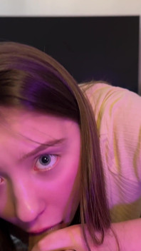 Namorada Da Irmã Falando Ao Telefone Enquanto Trai Secretamente