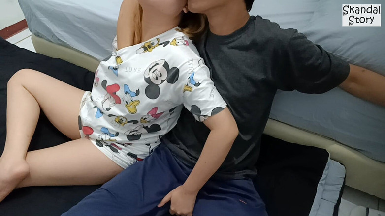 Skandal Story: Rande se sexy nevlastní sestrou