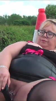 Dehors avec un gode noir