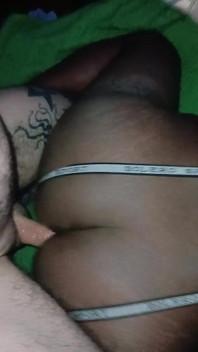 Femboy neagră cu fund frumos e futută până îmi iau laptele