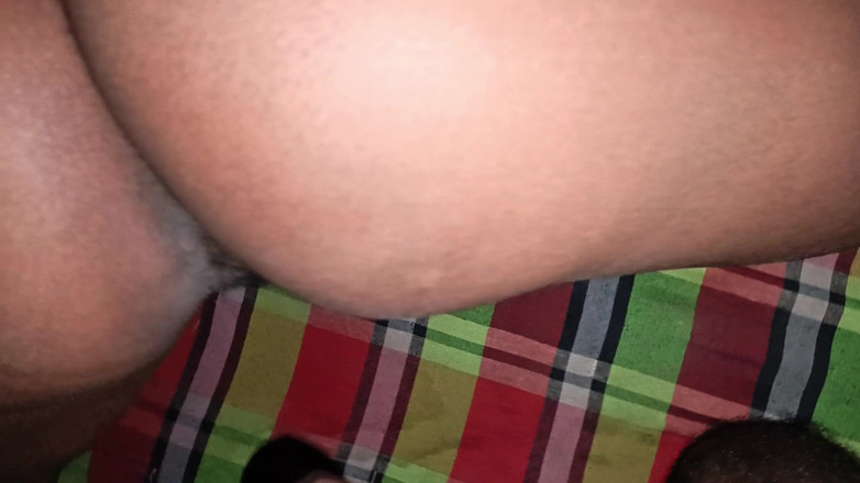 Bithi69gril: 彼氏がいない時に、ムラムラした隣人にセックスされました