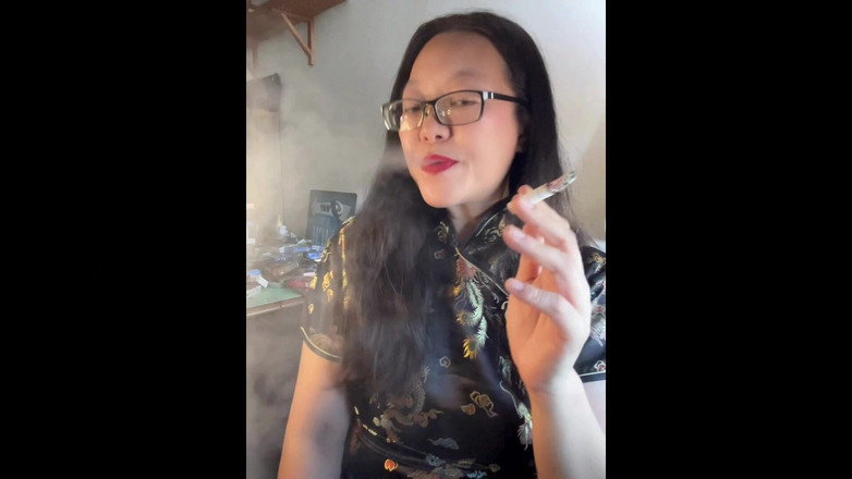 Smoking Asian: Pengakuan Asia Berantai: Merokok 3 Rokok Dalam Sutera Seksi Cheongsam dan...
