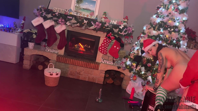 Lumacarie: Babbo Natale sta facendo sesso con questi due piccoli elfi.