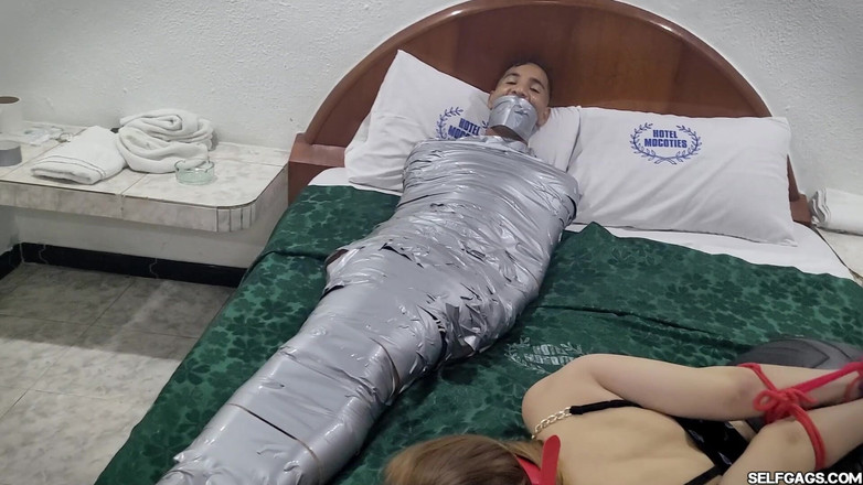 Selfgags femdom bondage: 女主调教复仇：出轨男友木乃伊，女友被绑住
