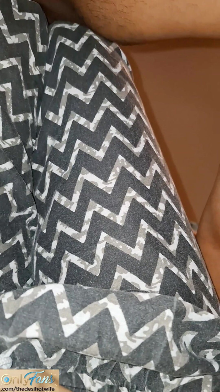TheaDesiHotwife: Podruhé Zahýbám S Mým Malým Čůrákem Sissy Manželem S Mým Přítelem...