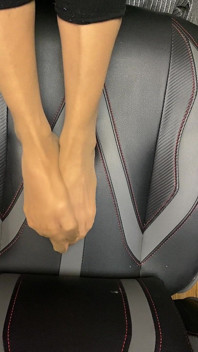 長いつま先とストッキングのセクシーな小さな足