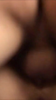 Elle pleure son doigt dans le cul pendant une pipe à son mari
