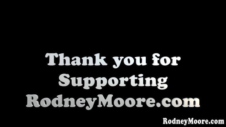 Rodney Moore: Siri - peitos enormes são espirrados com porra depois de chupar...