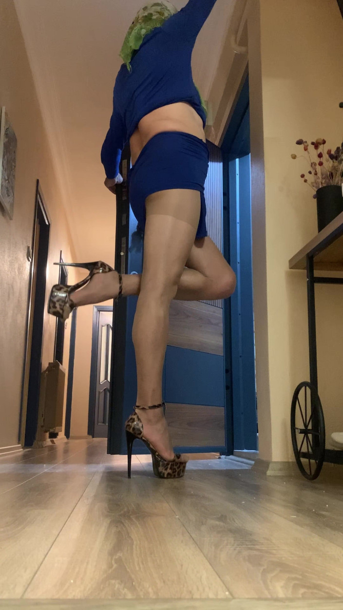 cd_aysemmm: Nungguin penganti pizza, aku pengen entot aku dong