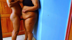 Aria Mia: 当老板看到她的屁股时，沙特大屁股女仆被勾引，并在她的屁股里给她一个粗暴的操逼时，家里很干净