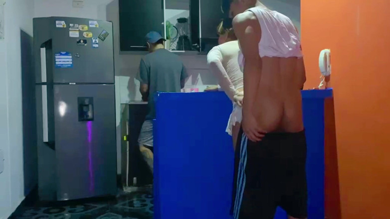 KenPrince: Femboy É Fodida Atrás Das Costas Do Namorado Na Cozinha