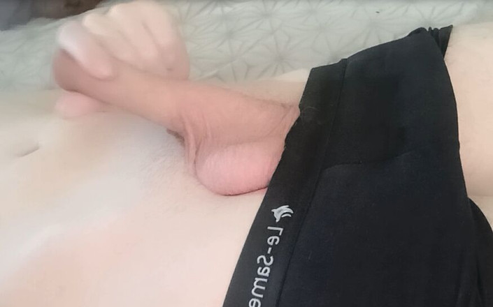 Pasha: 흑인 팬티를 입은 마른 남자가 자지를 핑거링하다