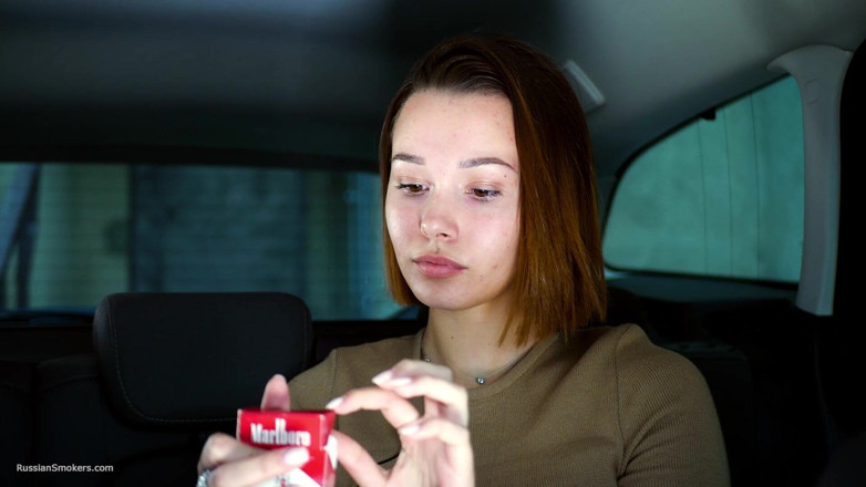 Russian Smokers: Seksi Rus hatun sigara içiyor doğal ortam
