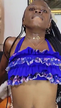 Vera pegou seu vizinho enquanto ele assiste pornô e se masturba, em seguida, seduziu-o para o sexo
