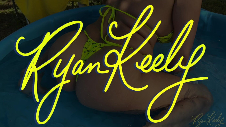 RyanKeely: La miLF tettona fa il tempo in piscina - ryan keely