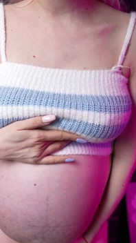 3 Bhs, Öl Und Ohrfeigen Auf Riesigen Schwangeren Bauch