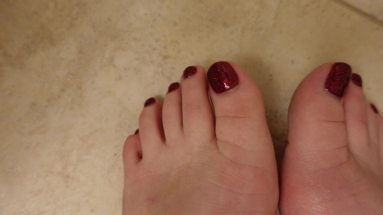 Deanna deadly: Una nuova pedicure veloce mostra le unghie dei piedi rosse...