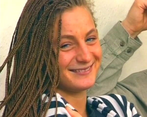 Deutsche Damen: 完璧なブルネットのドイツ人痴女がベッドの上でハードファックを楽しむ