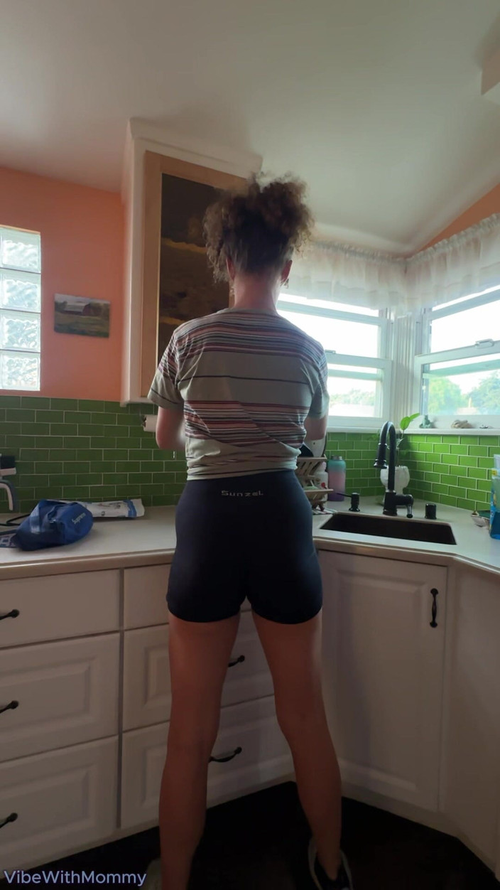 VibeWithMommy: Горячая мачеха застукала пасынка за мастурбацией