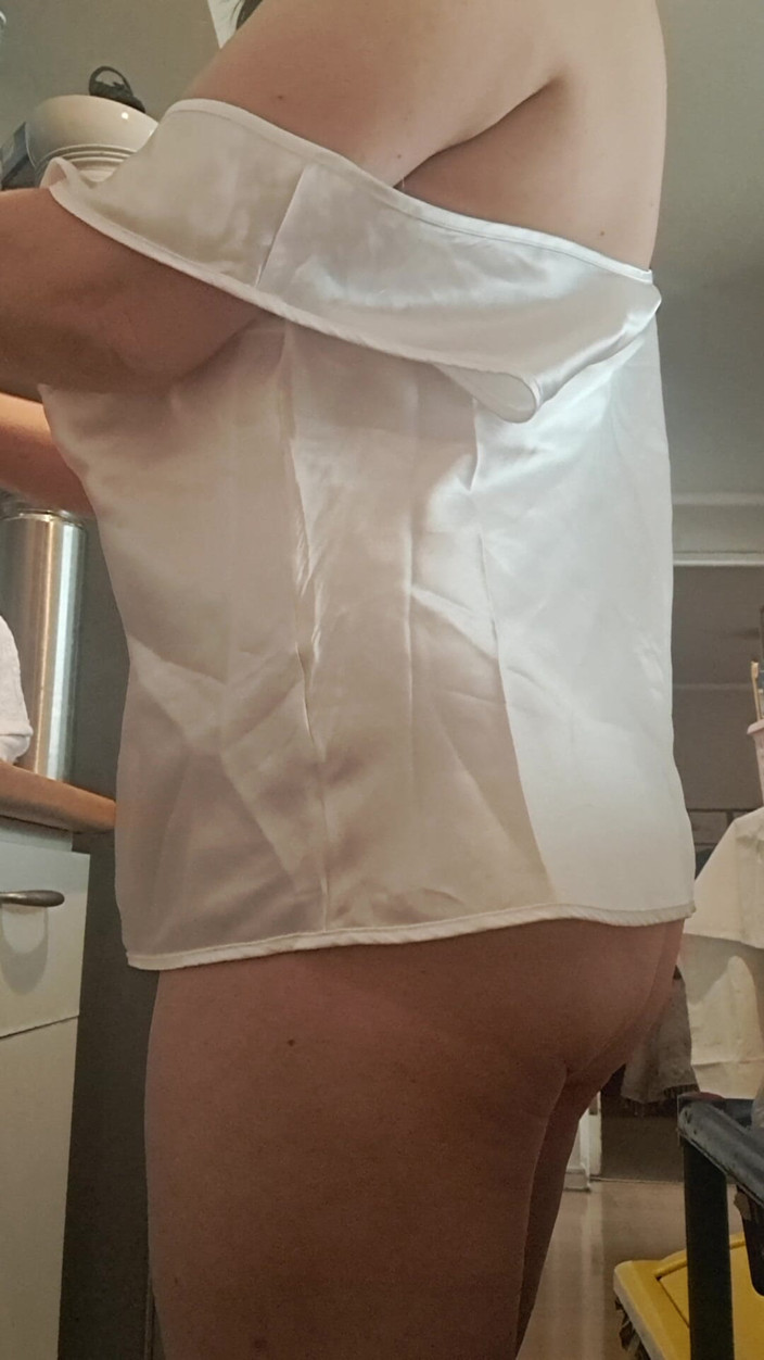 Mommy big hairy pussy: Mio marito mi stava registrando senza mutandine in cucina