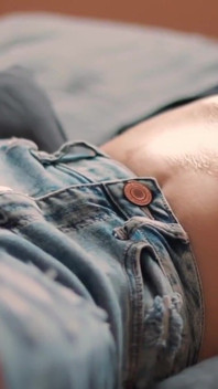 Scopando Il Culo Perfetto E Cavalcando Pantaloni Strappati E Cavalcando Un Grosso Cazzo
