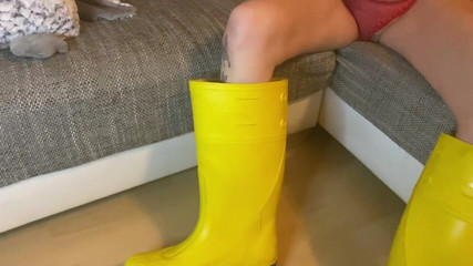 Jenny-Cum84: Szarpnij moje gumowe buty!