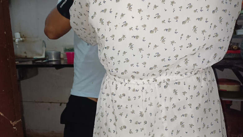 bibiji15: Šukám svou bhabhi v kuchyni, když vaří