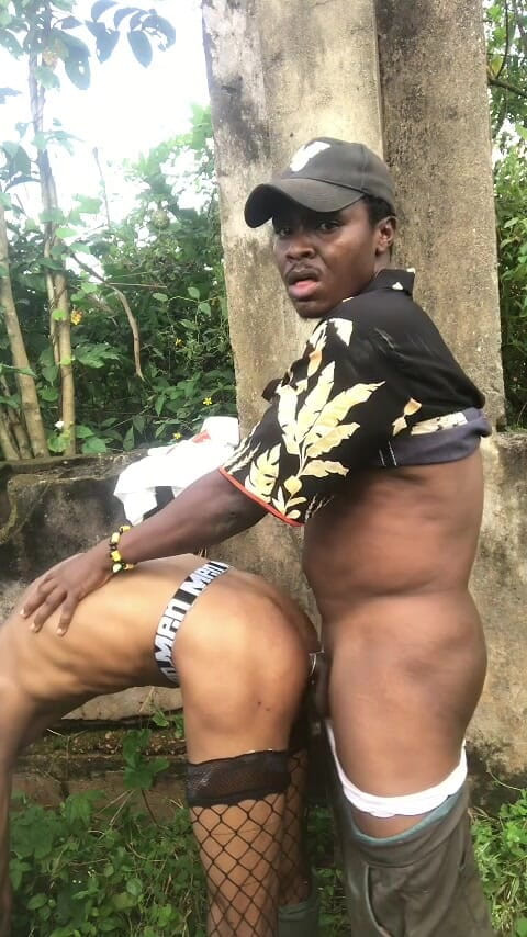 Sexydaddy: Rauh. Süßer sex hinter einem nicht übersetzten gebäude und ich pisst...