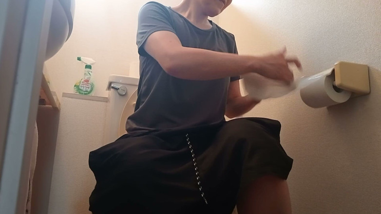 Mayumi Kanzaki: Refreshing in the Restroom