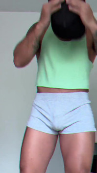 Jsem tak nadržená v tělocvičně, že si musím ošukat kundičku robertkem v autě Jona Ortiz