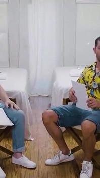 Magrinha enteada quer paus de verdade
