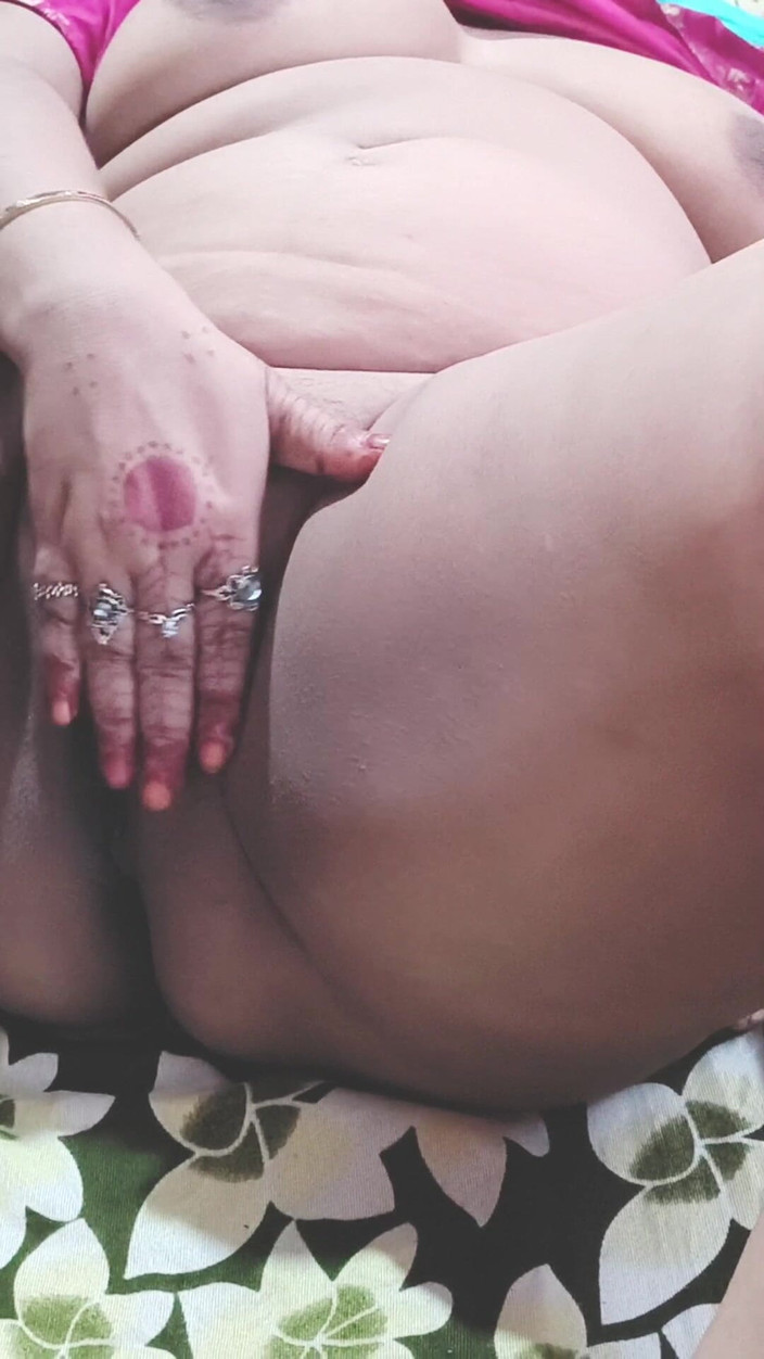 Muskaan bhabhi xxx: Горячая мамочка хочет развлечения