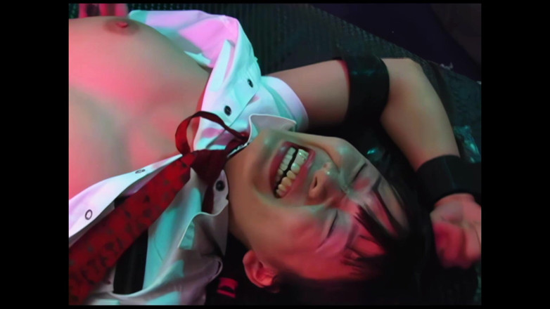 BleuFetish Tickling: Bölüm 1 Gül! Çinli kız, gül! - Küçük yumi ısırıyor ve ayakları, kaburgaları, koltuk...