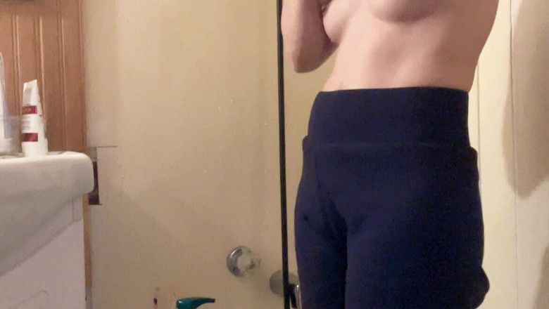 sweethanajapanese: Hana küvette kıllarını yıkıyor küçük memeli çok güzel