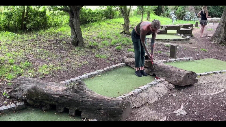 English Psycho: Het blond transflicka Lily Adick knullas i skogen av engelska...