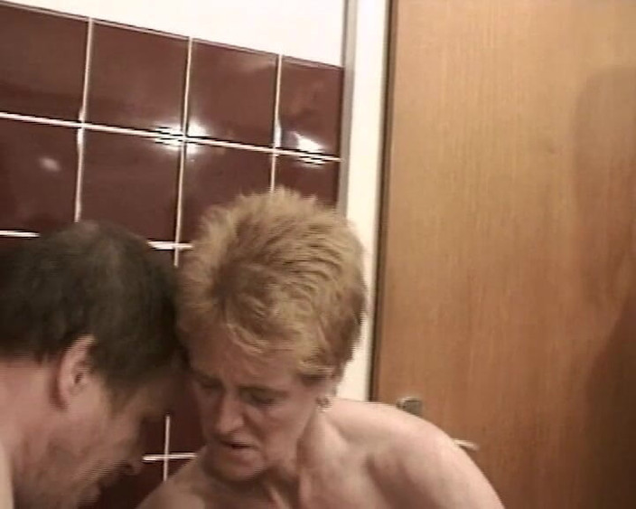 BB Video - Old School: जर्मन शौकिया परिपक्व तीन लोगों की चुदाई महिला, महिला, पुरुष सुनहरे बालों वाली